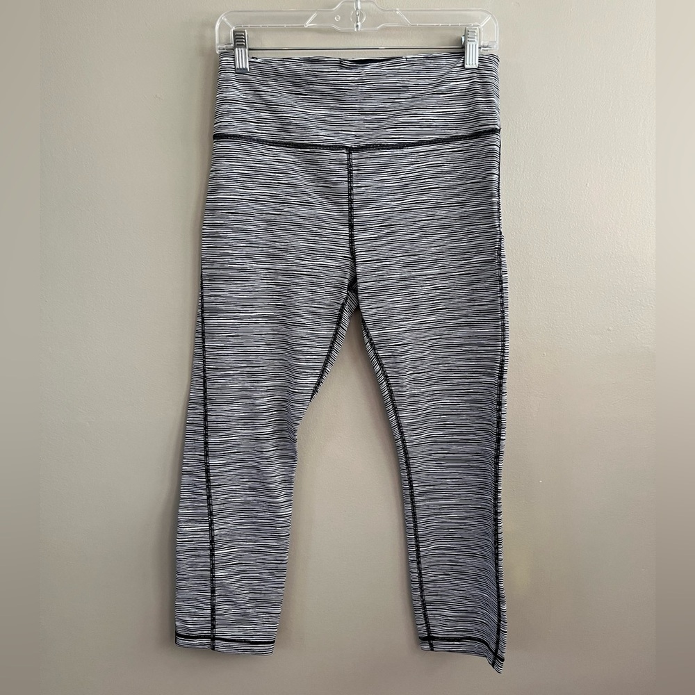 Athleta Ultimate Capri Legging Black White Medium Tall - Picture 7 of 7